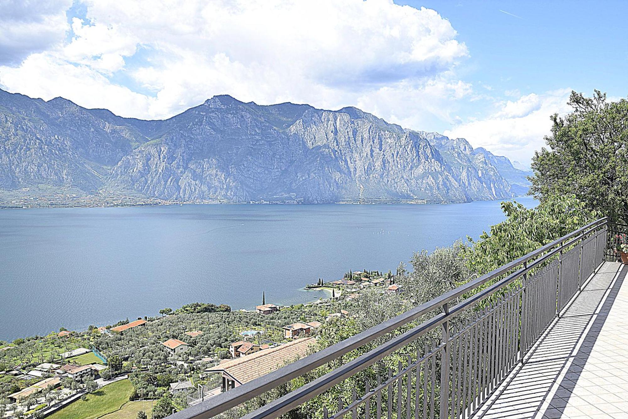 マルチェージネLa Terrazza Sul Lagoアパートメント エクステリア 写真